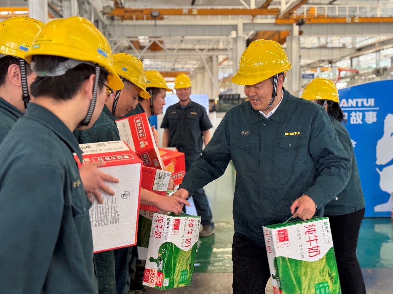 山重建機(jī)公司工會(huì)慰問(wèn)一線大干職工