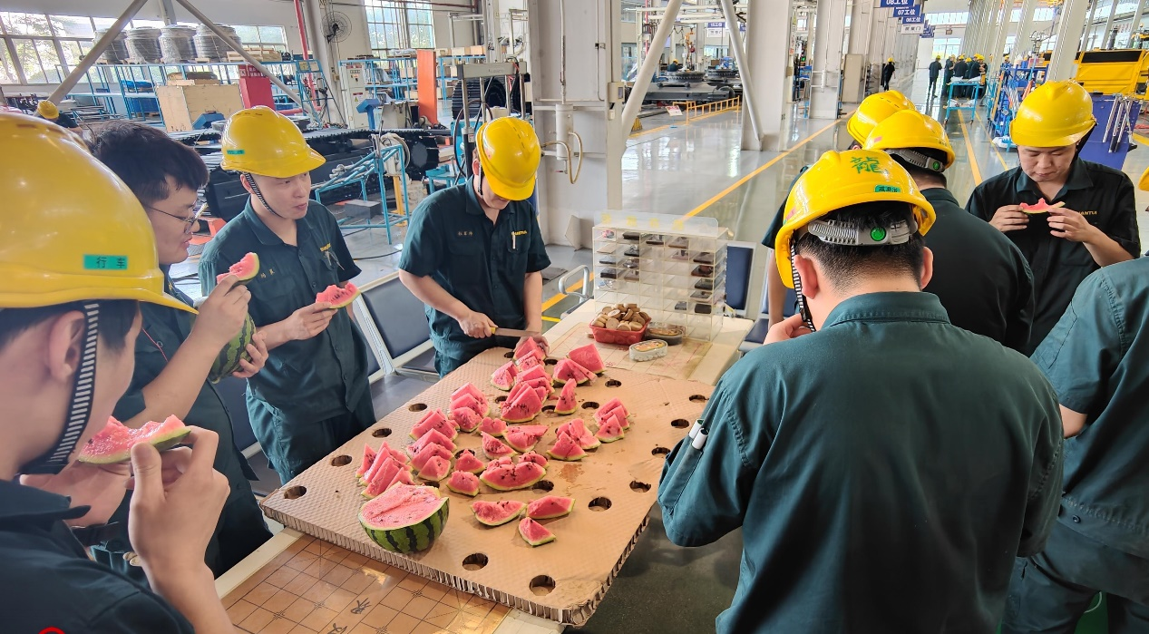 清涼沁人心 關(guān)懷潤一線——山重建機(jī)公司工會開展“夏送清涼”活動